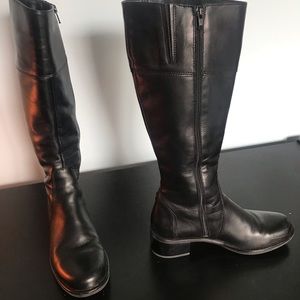 La Canadienne Black Flat Boots size 8